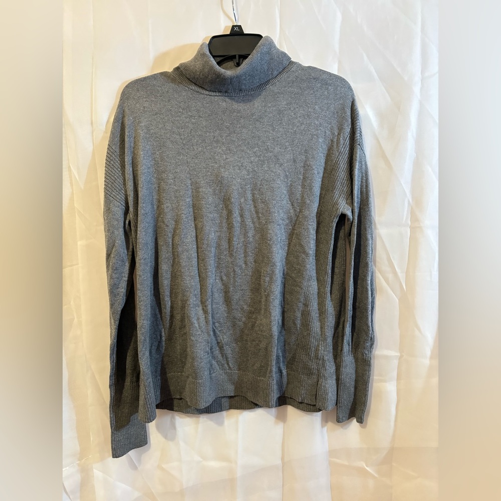 A New Day Women's Gray Turtleneck (NWT)
Sweater Size‎ Large